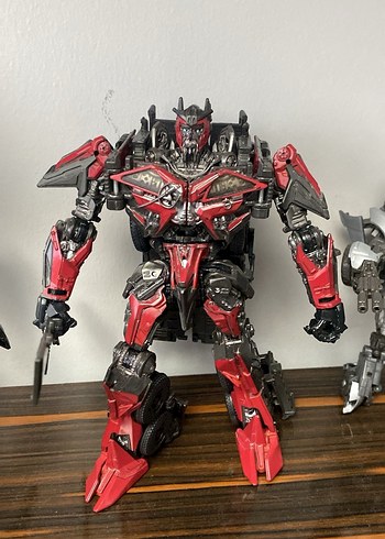 Kırmızı ve Siyah Robot Aksiyon Figürü