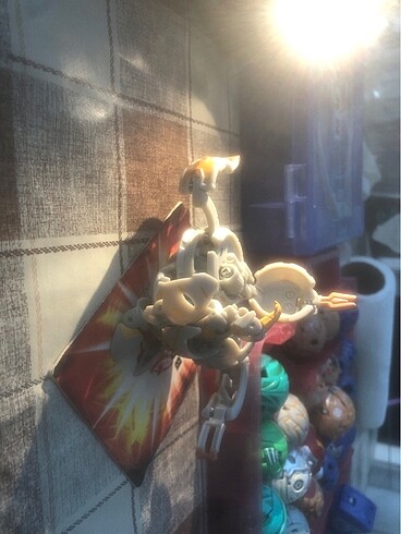  Bakugan kutusundan yeni çıkartılmış haos aranout