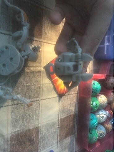  Beden Renk Bakugan kutusundan yeni çıkartılmış haos aranout