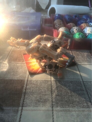 Bakugan kutusundan yeni çıkartılmış sabator + gearı
