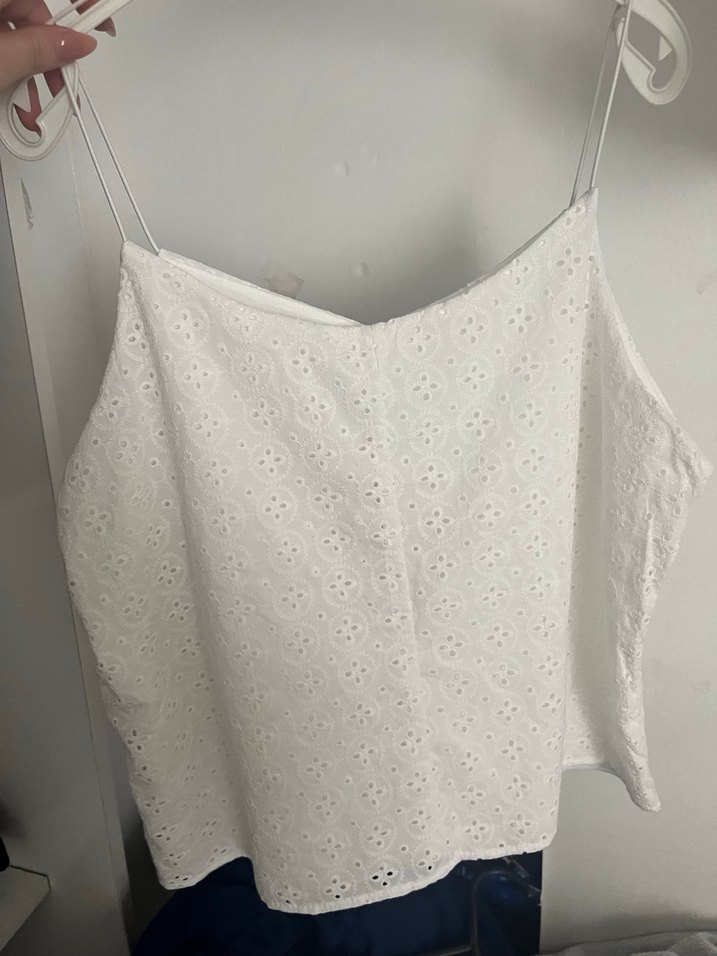 Dantel İşlemeli Beyaz V Yaka Kolsuz Bluz - Görsel 2