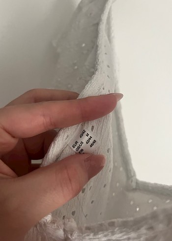 Kadın Beyaz Nakışlı Fırfırlı Kolsuz Bluz - Görsel 2