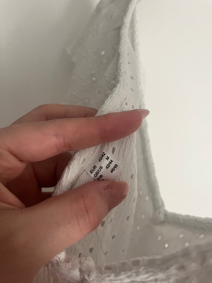 Kadın Beyaz Nakışlı Fırfırlı Kolsuz Bluz - Görsel 2