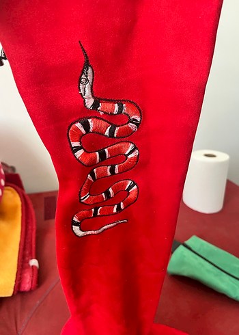 Zara Kırmızı Yılan Desenli Süet Dizüstü Çizme
