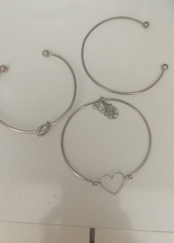 Zincir Detaylı Minimalist Beyaz Bileklik