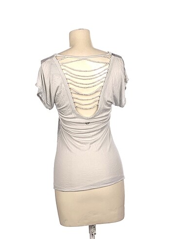 m Beden Mango T-shirt %70 İndirimli.