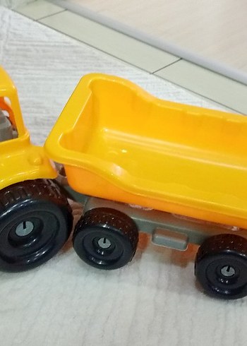 Sarı Renkli Oyuncak Kamyon