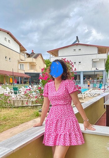pembe çiçekli elbise