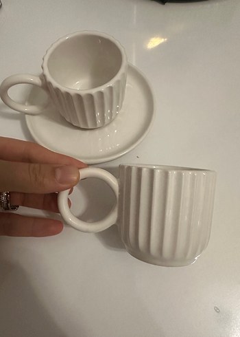 Beyaz Kabartmalı Seramik Fincan ve Tabağı