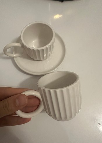 Beden Beyaz Kabartmalı Seramik Fincan ve Tabağı