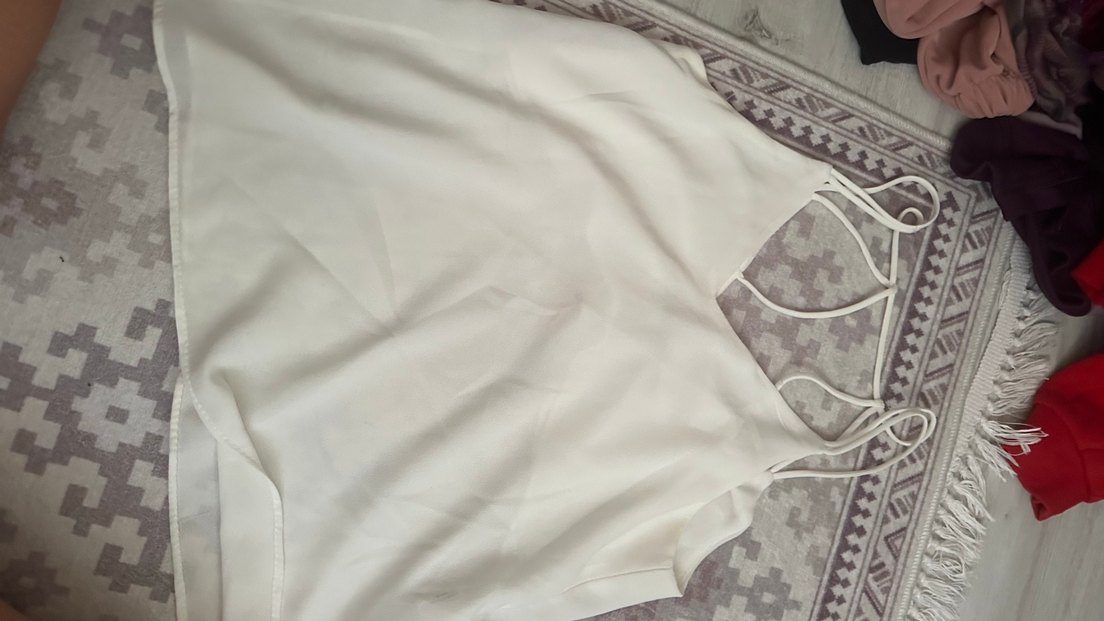 Düğmeli V Yakalı Beyaz Kadın Bluz - Görsel 2