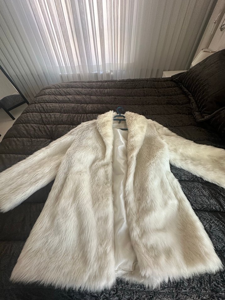 Beyaz  Kürk Midi Palto fendi markadır - Görsel 2