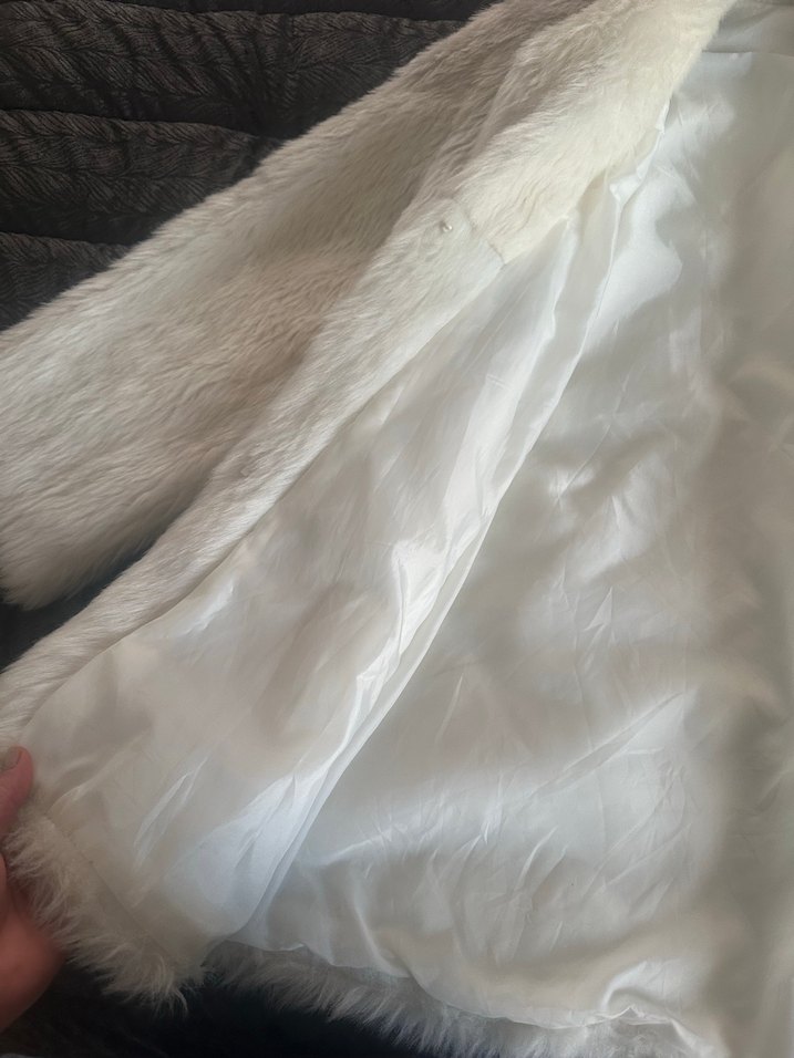 Beyaz  Kürk Midi Palto fendi markadır - Görsel 3
