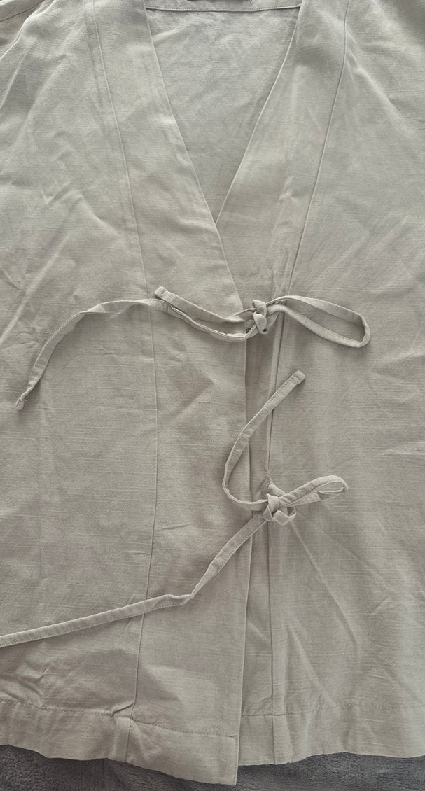 Bej V Yaka Keten Kadın Gömlek hiç kullanılmadı - Görsel 2
