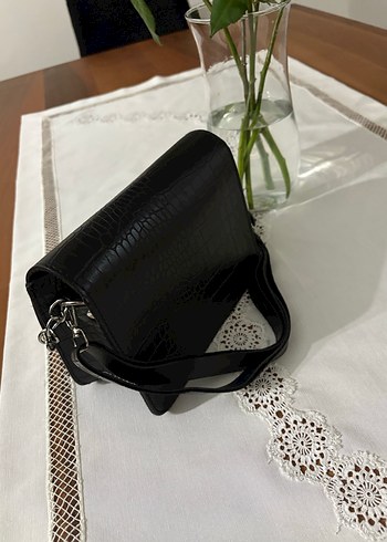 Zincir Detaylı Siyah Yılan Derisi Desenli Deri Çanta - Görsel 2