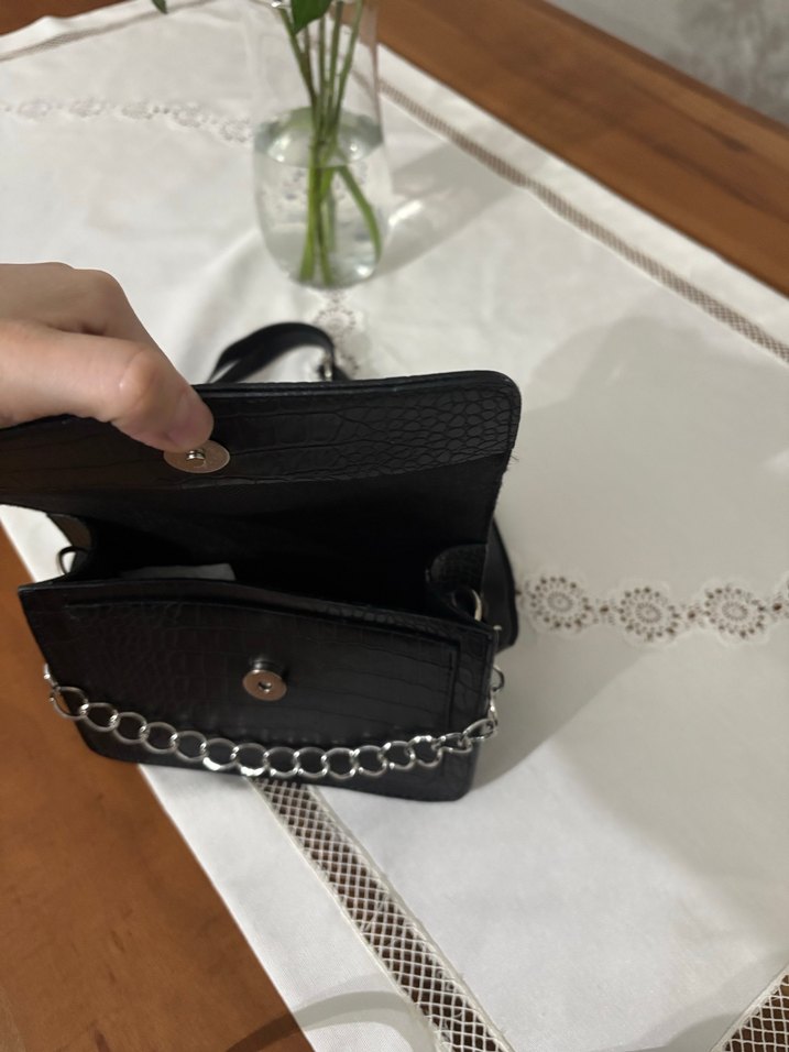 Zincir Detaylı Siyah Yılan Derisi Desenli Deri Çanta - Görsel 3