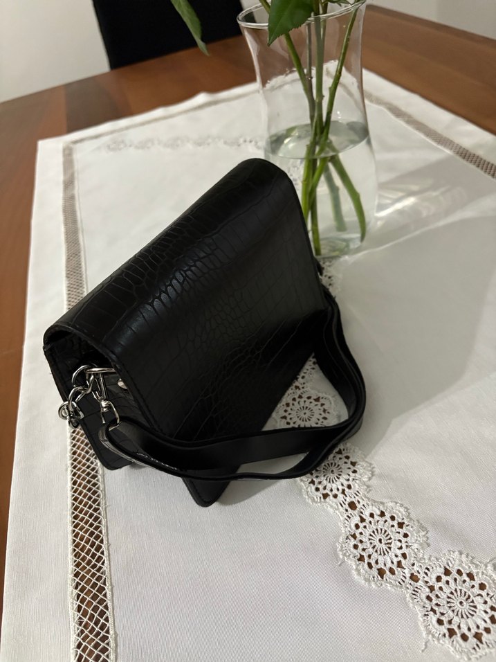 Zincir Detaylı Siyah Yılan Derisi Desenli Deri Çanta - Görsel 2