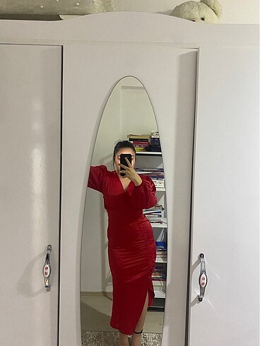 Yırtmaçlı Kırmızı Saten Elbise