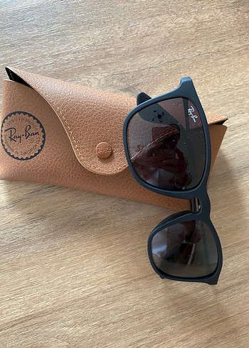 Kahverengi Tokalı Ray-Ban Kadın Güneş Gözlüğü