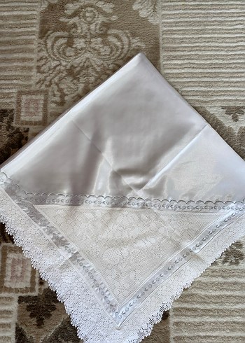 Gri İşlemeli Beyaz Masa Örtüsü - Görsel 2