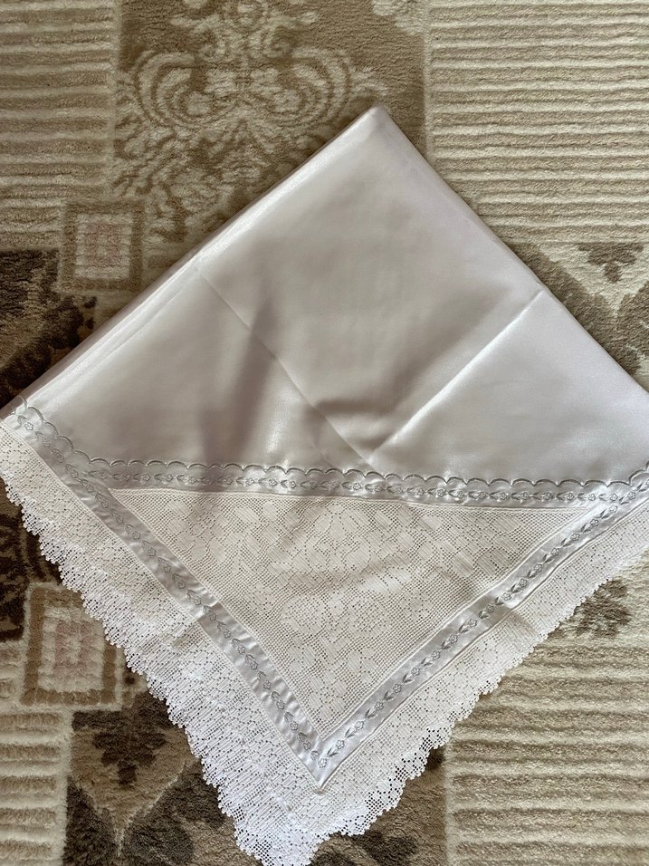 Gri İşlemeli Beyaz Masa Örtüsü - Görsel 3