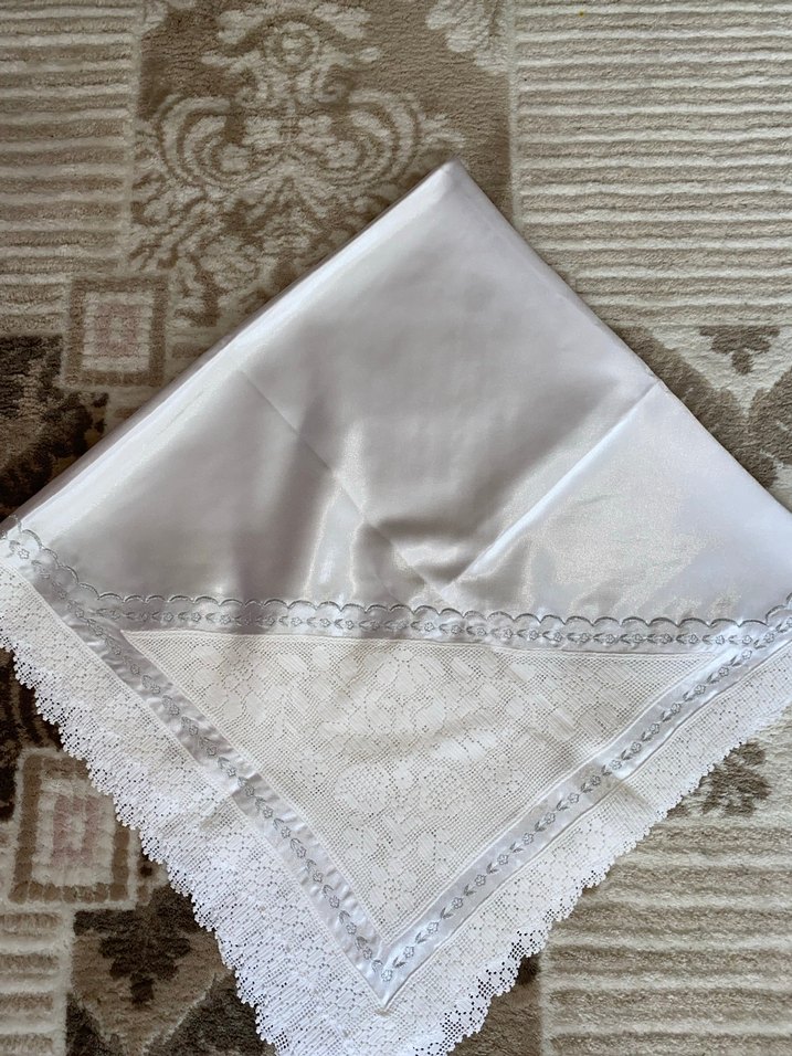 Gri İşlemeli Beyaz Masa Örtüsü - Görsel 2