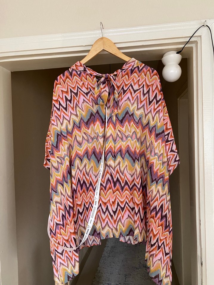 Bohem V Yaka Pilili Bağlama Desenli Kadın Bluz - Görsel 4