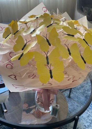 Sarı kelebekli ışıklı süslenmiş buket - Görsel 5