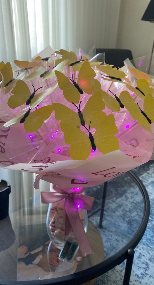 Sarı kelebekli ışıklı süslenmiş buket - Görsel 2