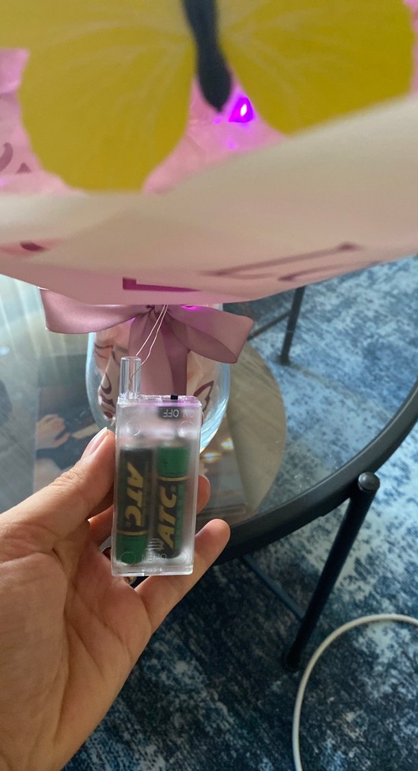 Sarı kelebekli ışıklı süslenmiş buket - Görsel 3