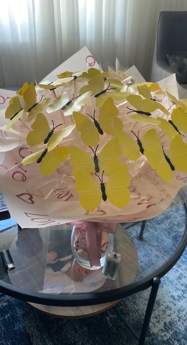 Sarı kelebekli ışıklı süslenmiş buket - Görsel 5