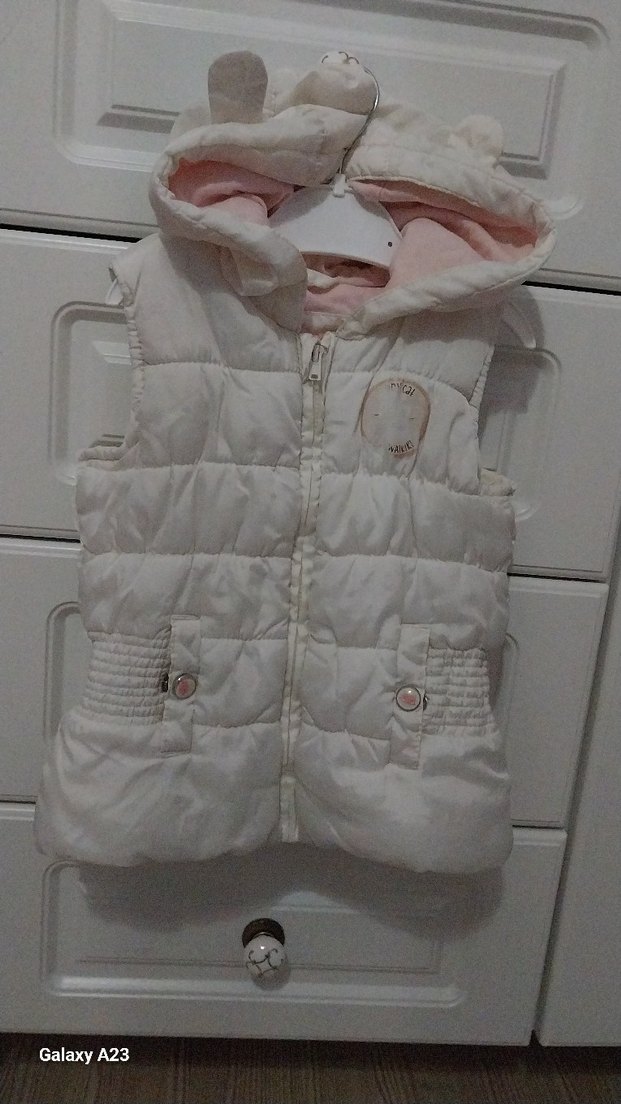 Kız Çocuk Beyaz Kapüşonlu Yelek - Görsel 2