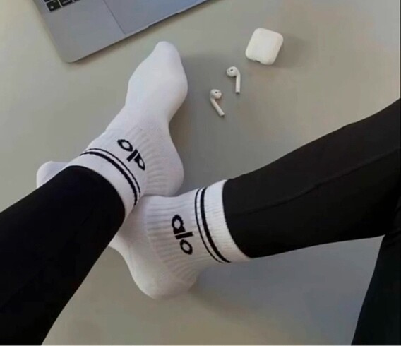 Alo Yoga Unisex Half-Crew Throwback Sock