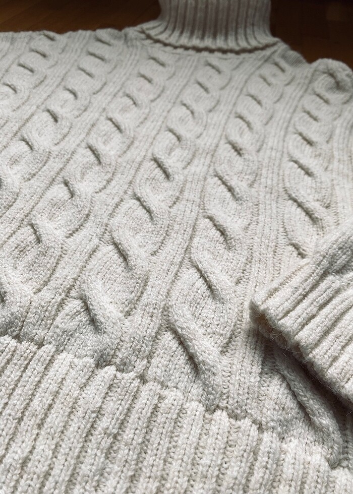 Stradivarius saç örgülü balıkçı krem kazak - Görsel 4