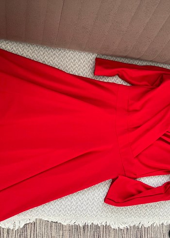 Kırmızı Elbise - Görsel 2