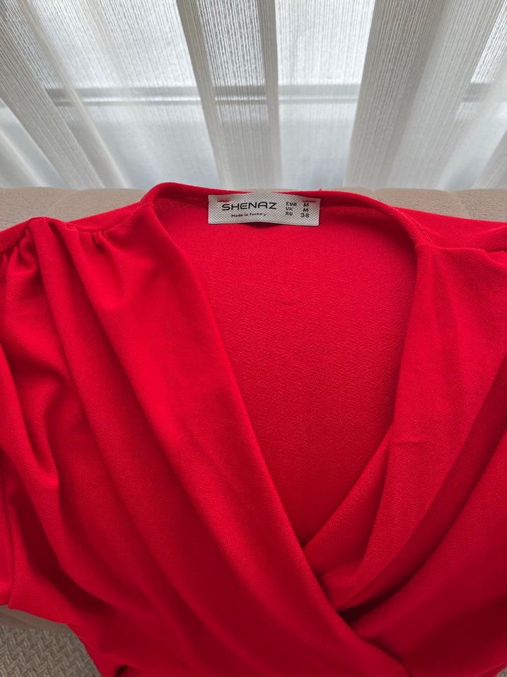 Kırmızı Elbise - Görsel 4