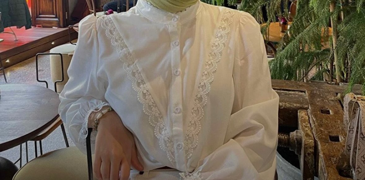 Düğmeli Beyaz Nakışlı V Yaka Gömlek - Görsel 3