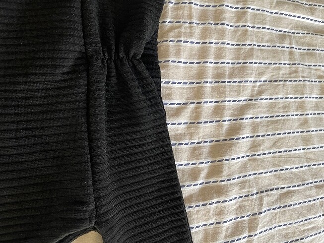 Diğer crop omzu açık triko bluz