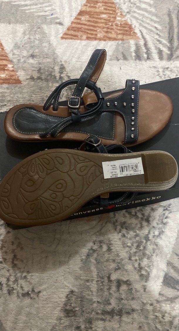 Siyah Tokalı Dolgu Topuklu Deri Sandalet - Görsel 2