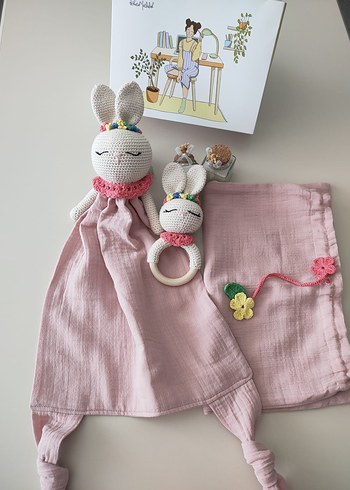 Pembe Tavşan Desenli Diş Kaşıyıcı ve Çıngırak Seti