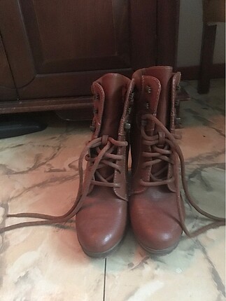 Taba rengi topuklu bağcıklı bot