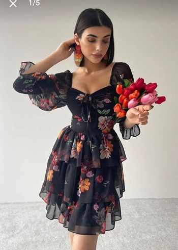 Volanlı Çiçek Desenli Siyah Mini Elbise