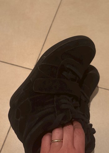 Siyah Süet Kadın Dolgu Topuklu Spor Bot - Görsel 4