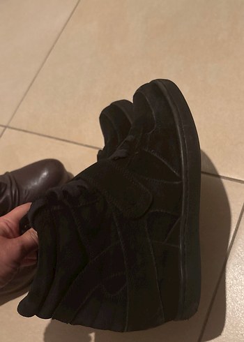 Siyah Süet Kadın Dolgu Topuklu Spor Bot - Görsel 3