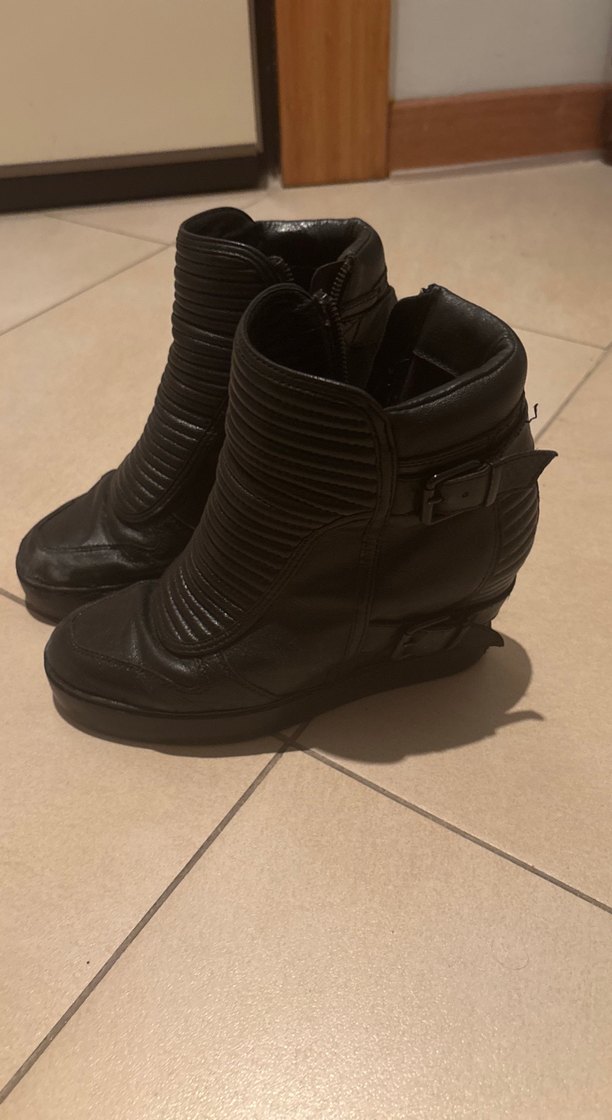 Siyah Deri Biker Dolgu Topuklu Botlar - Görsel 3