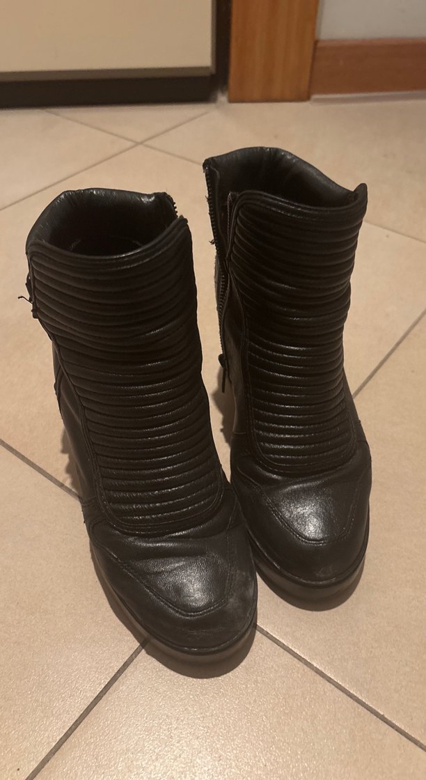 Siyah Deri Biker Dolgu Topuklu Botlar - Görsel 2