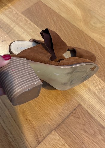 Kahverengi Süet Fiyonk Detaylı terlik - Görsel 5