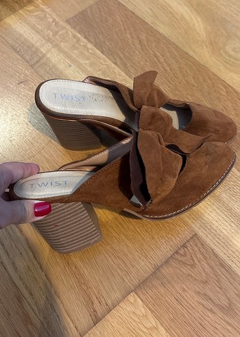 Kahverengi Süet Fiyonk Detaylı terlik - Görsel 3