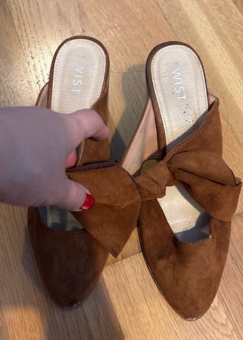 Kahverengi Süet Fiyonk Detaylı terlik - Görsel 2