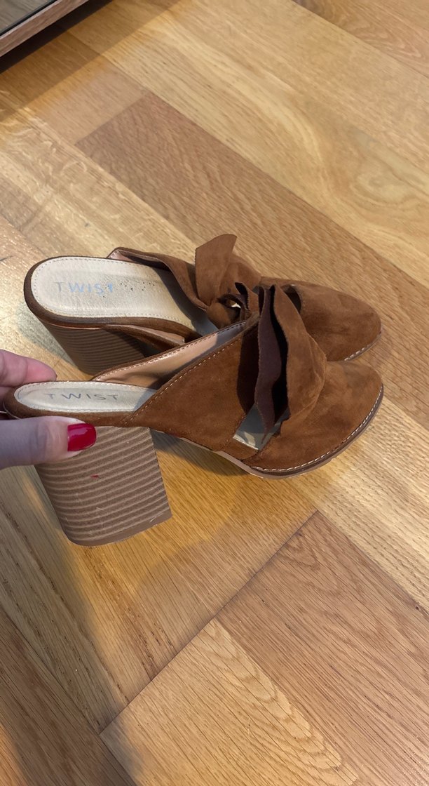 Kahverengi Süet Fiyonk Detaylı terlik - Görsel 4